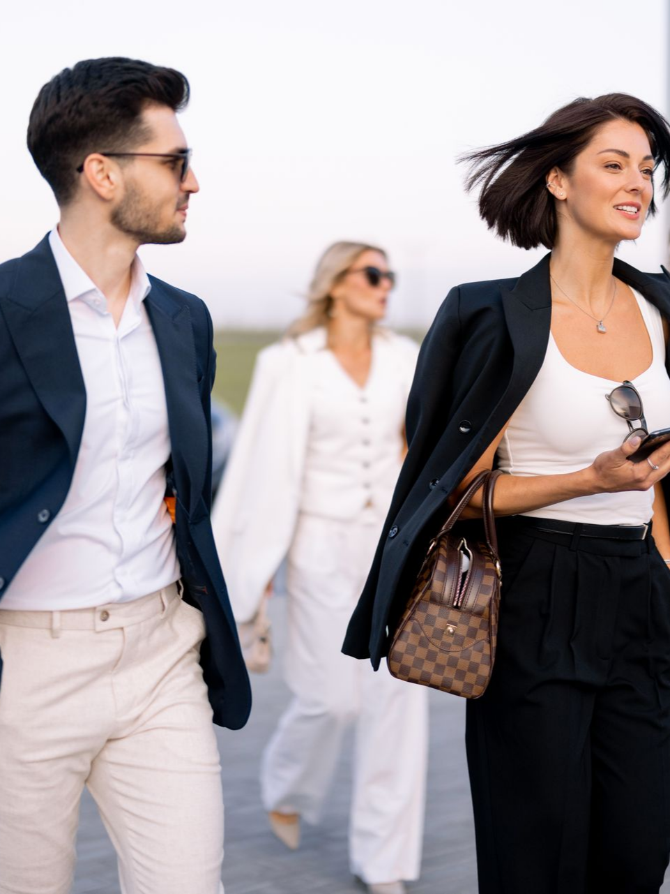 Groupe de personne sortant d'un taxi