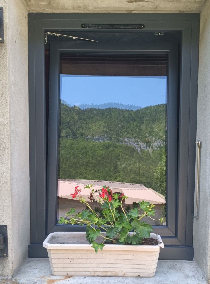 Fenêtre en aluminium avec une jardinière posée devant