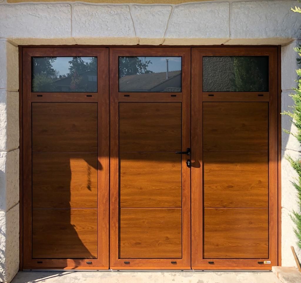 Porte de garage en bois avec poignée de porte classique