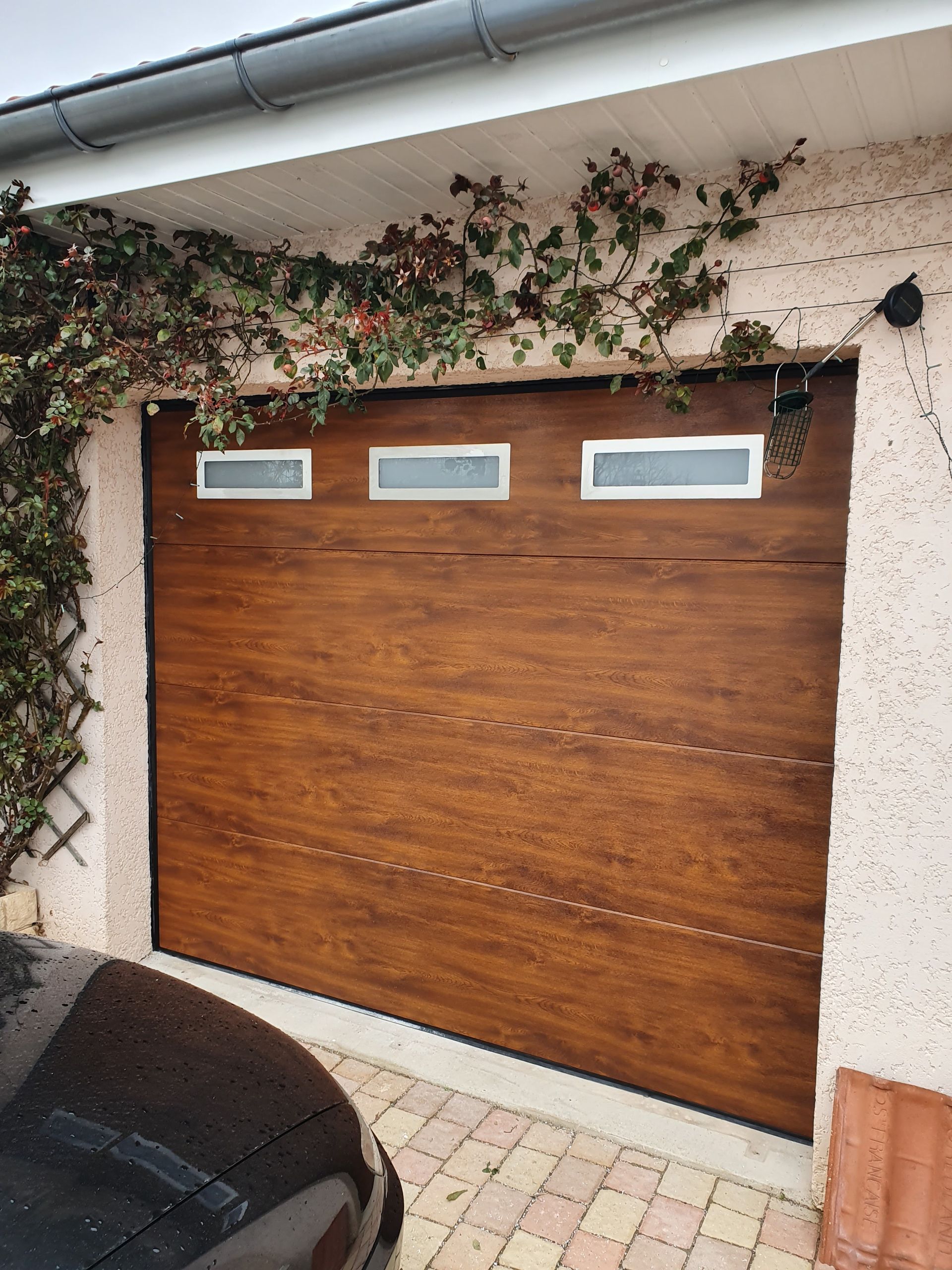 Porte de garage en bois fermée