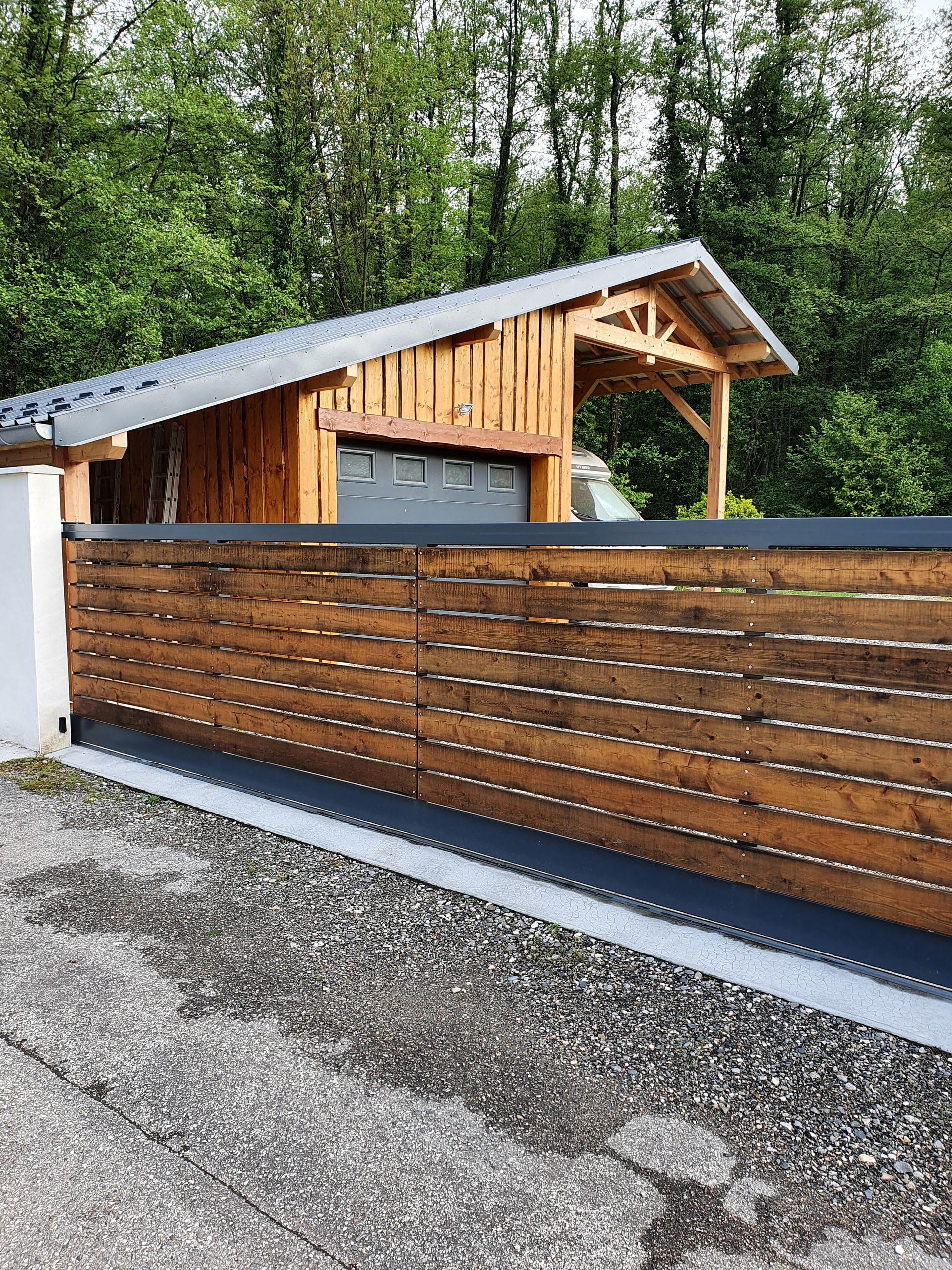 Portail coulissant en bois et aluminium