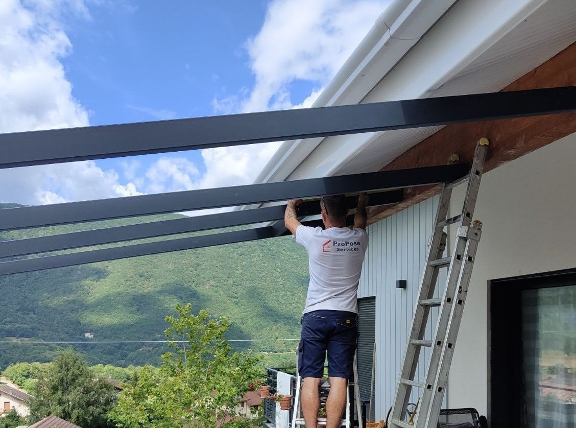 Ouvrier qui crée une pergola bioclimatique