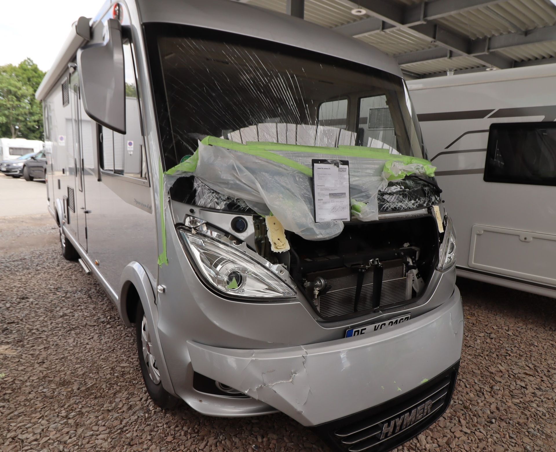 Beschädigter Caravan steht in einer 