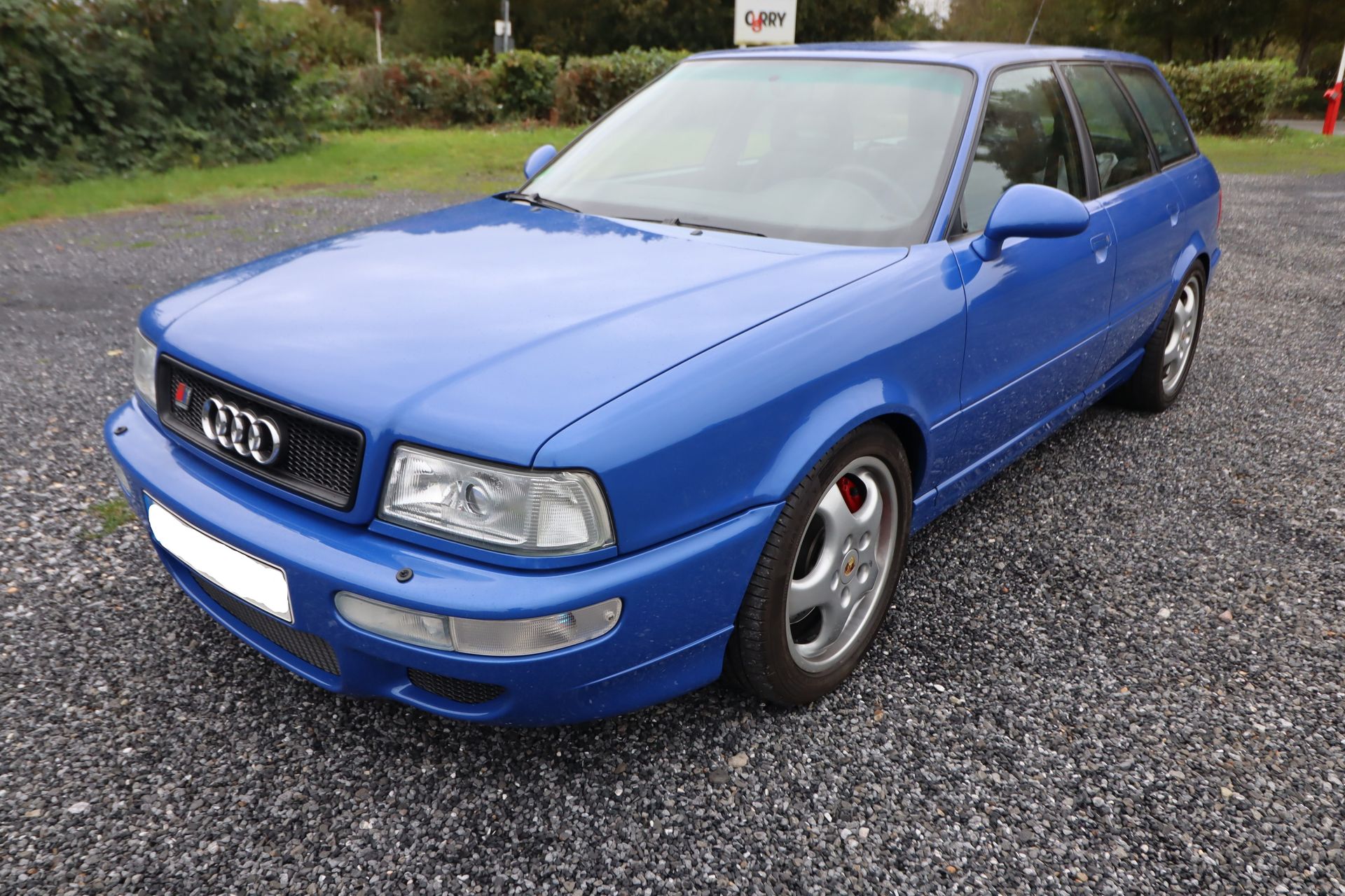 Prüfung eines Autos für ein Gutachten