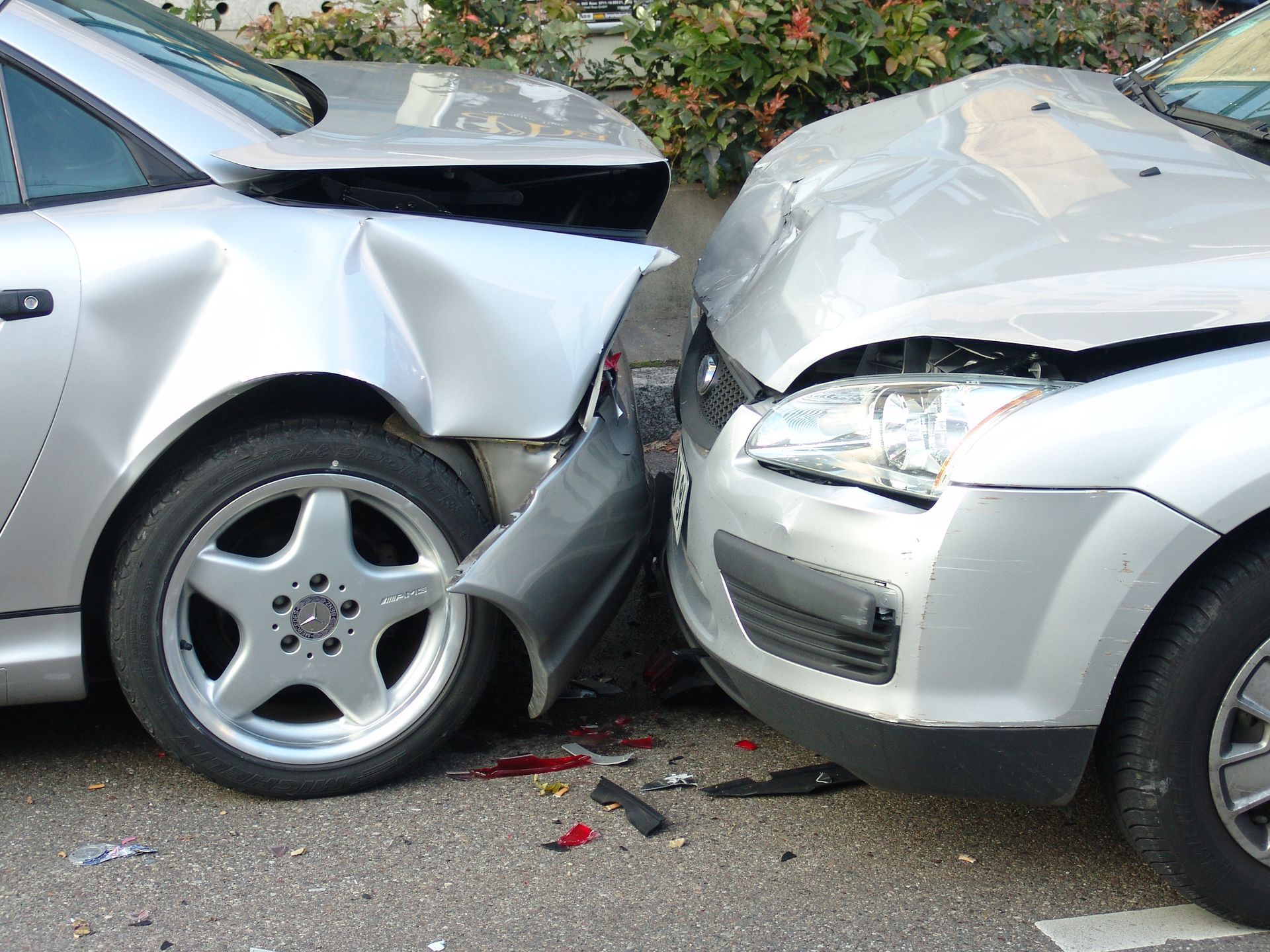 Autounfall: Aufprall zweier Autos