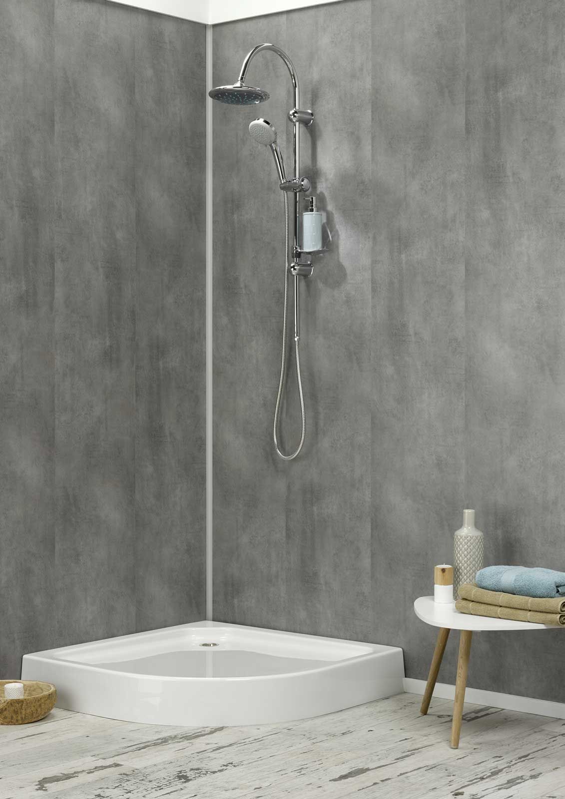 Ein Badezimmer mit Dusche und einem Tisch mit Handtüchern darauf.