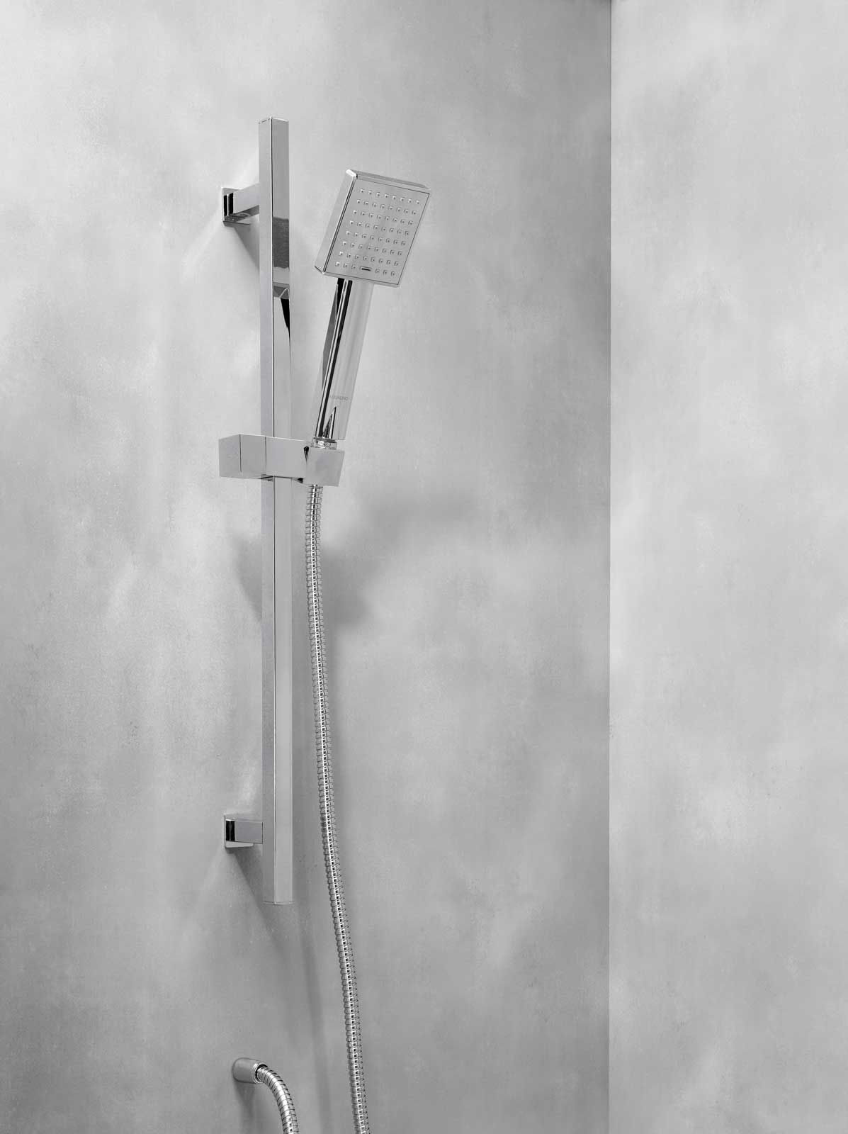 Ein Schwarzweißfoto eines Duschkopfs in einem Badezimmer.