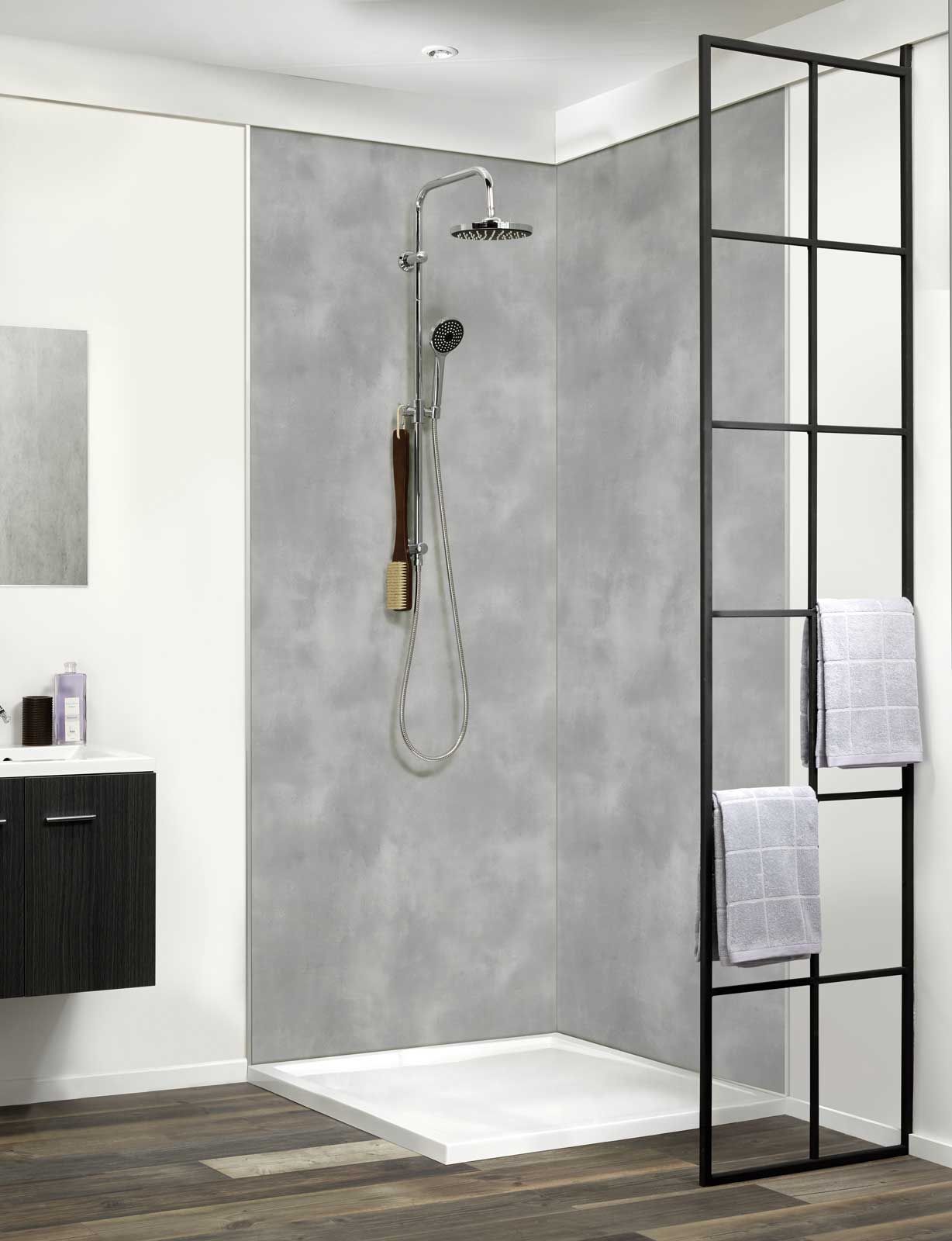 Ein Badezimmer mit ebenerdiger Dusche und Waschbecken.