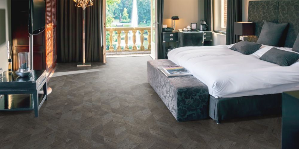 In der Mitte des Zimmers steht ein großes Bett.