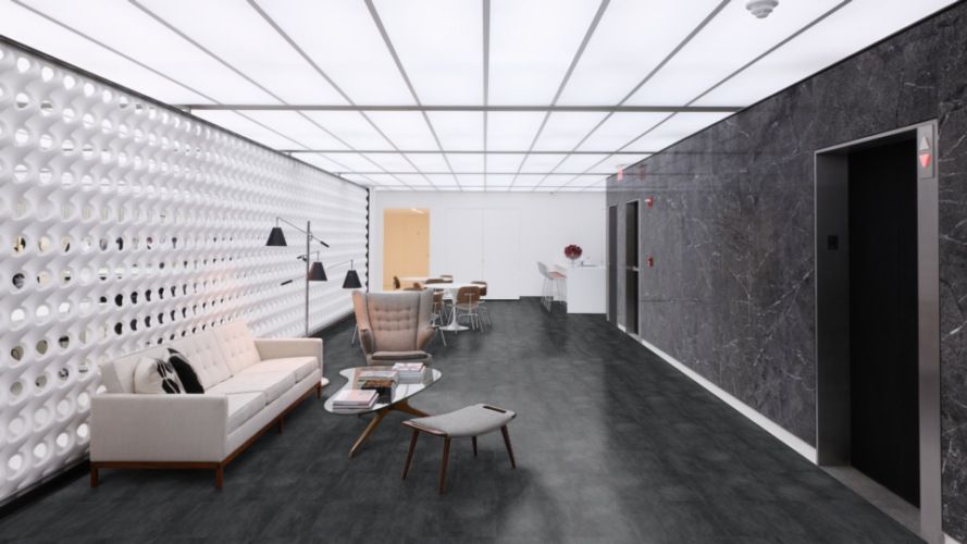 Ein Wohnzimmer mit einer Couch, Stühlen und einem Tisch.