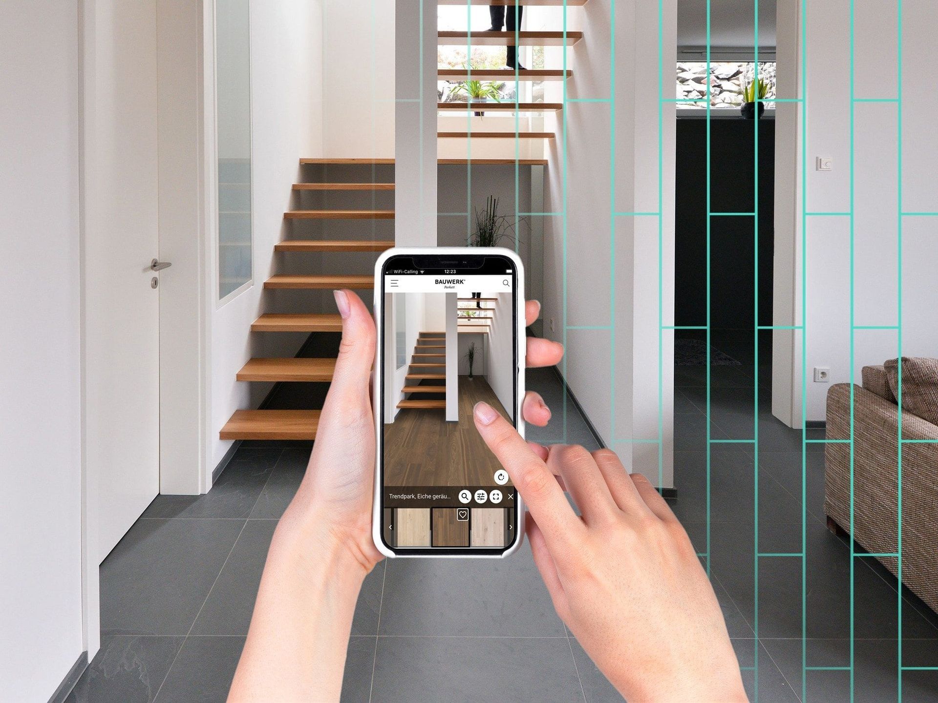 Eine Person macht mit einem Mobiltelefon ein Foto von einer Treppe.