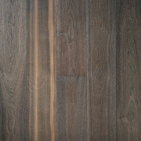 Eine Nahaufnahme eines Holzbodens mit Maserung.