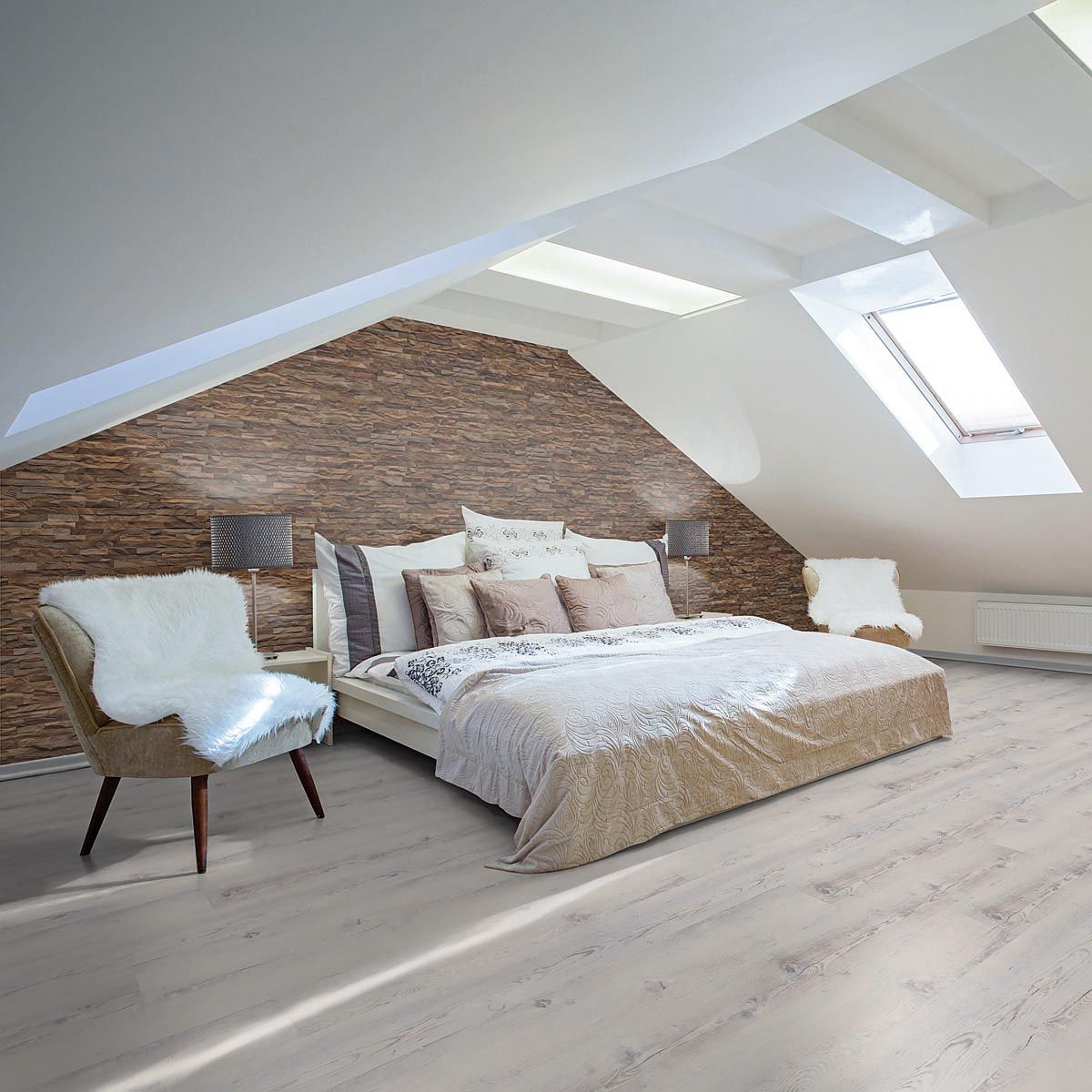 Ein Schlafzimmer mit großem Bett, Stühlen und Oberlicht