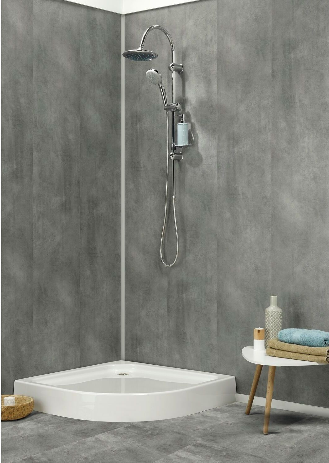 Ein Badezimmer mit Dusche und einem Tisch mit Handtüchern darauf.