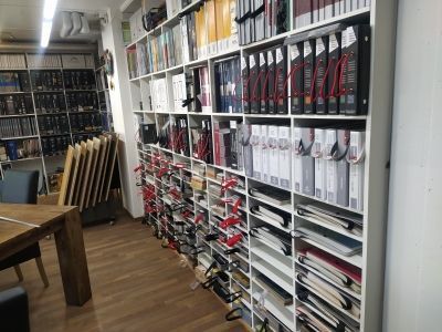 Ein Raum voller Regale voller Bücher und Ordner.
