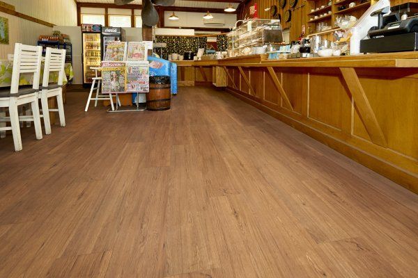 Ein Restaurant mit Holzboden und Holztheke.