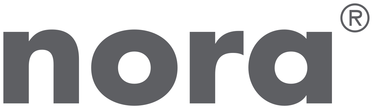 Das Wort „Nora“ steht in grauen Buchstaben auf weißem Hintergrund.