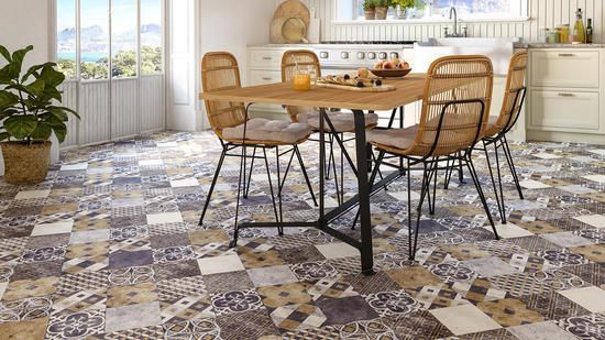 Eine Küche mit Tisch und Stühlen und gefliestem Boden.