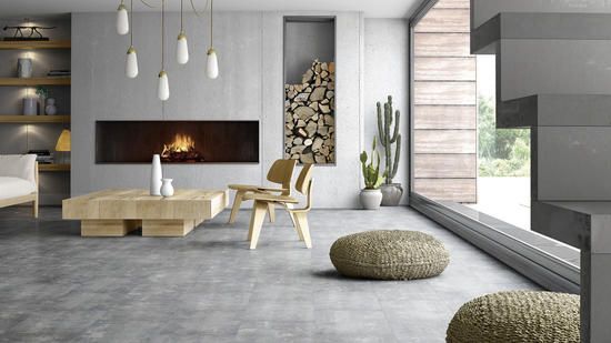 Ein Wohnzimmer mit Kamin, Couchtisch, Sessel und Ottomane.