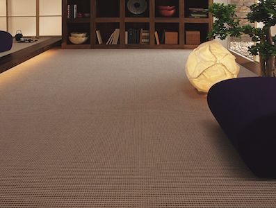 Ein Wohnzimmer mit einer Couch und einer Lampe auf dem Boden