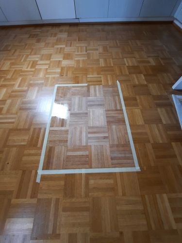 Ein Holzboden mit einem Quadrat in der Mitte.
