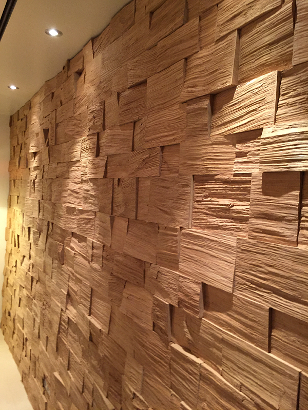 Eine Wand aus Holzklötzen in einem Flur