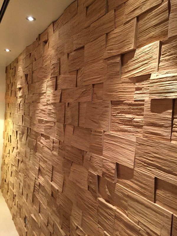 Eine Wand aus Holzklötzen in einem Flur.