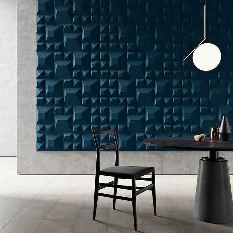 Ein Tisch und Stuhl vor einer blauen Wand