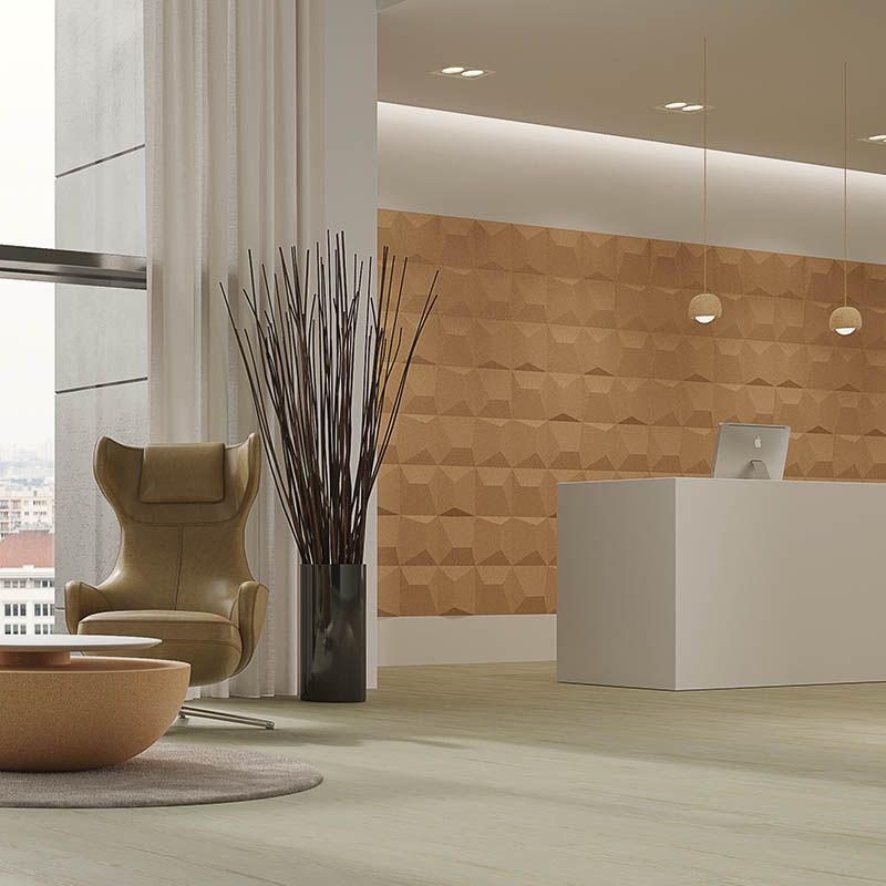 Ein Wohnzimmer mit einem Stuhl, einem Tisch und einem Computer