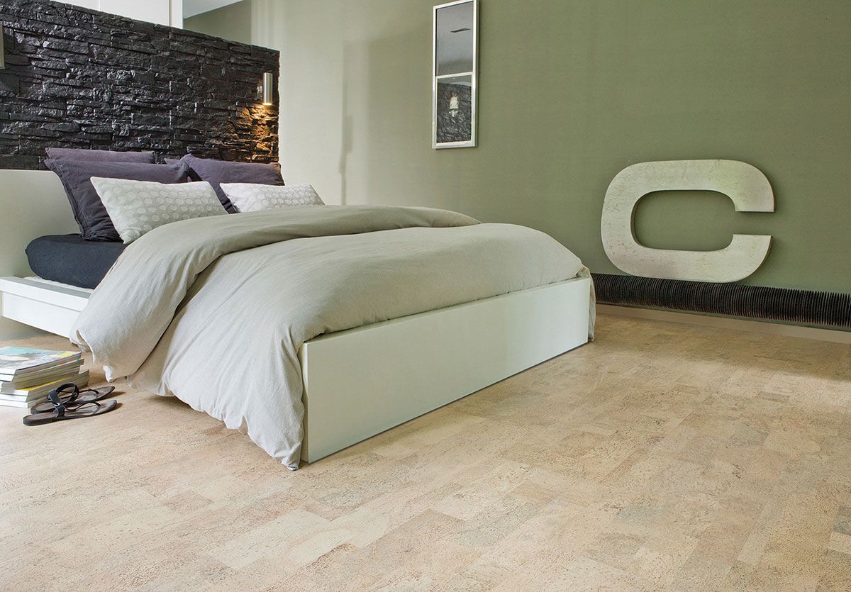 Ein Schlafzimmer mit einem Bett und einem Buchstaben C an der Wand