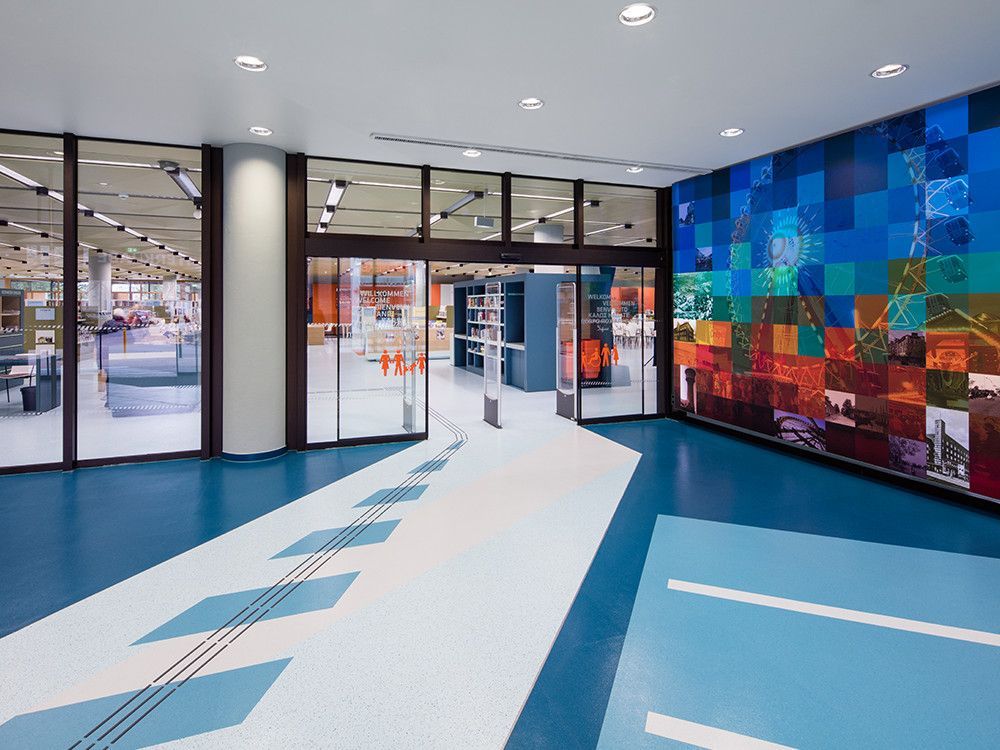 In der Mitte des Raumes hängt ein großes Gemälde an der Wand.