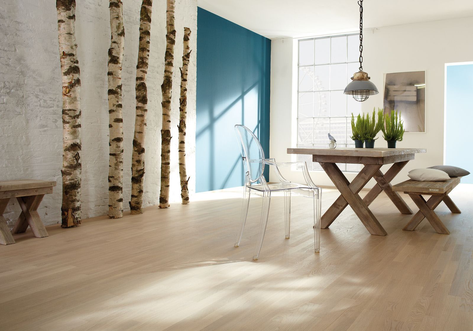 Ein Esszimmer mit einem Holztisch und Stühlen
