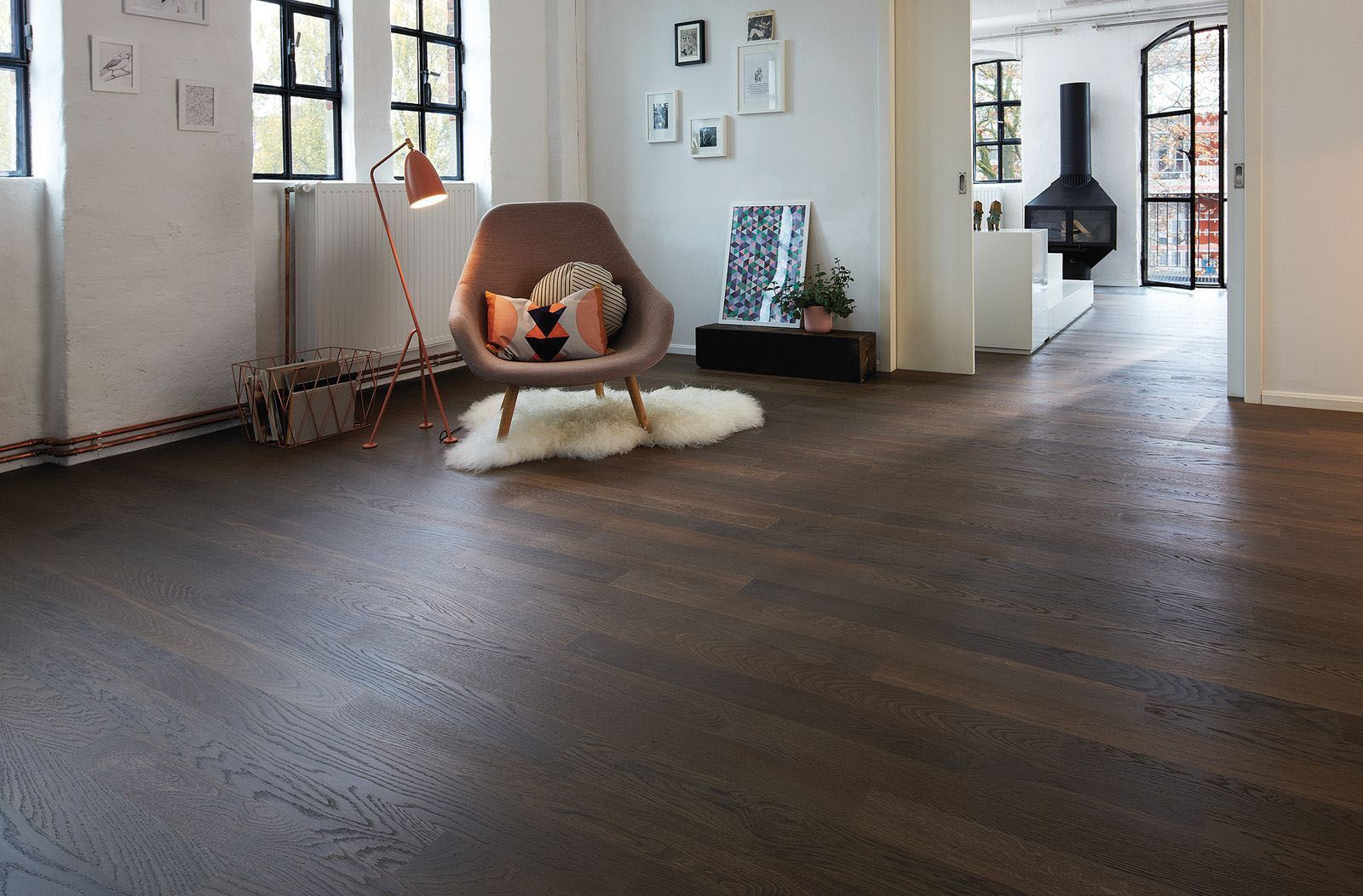 Ein Wohnzimmer mit einem Stuhl und einer Lampe auf dem Boden.