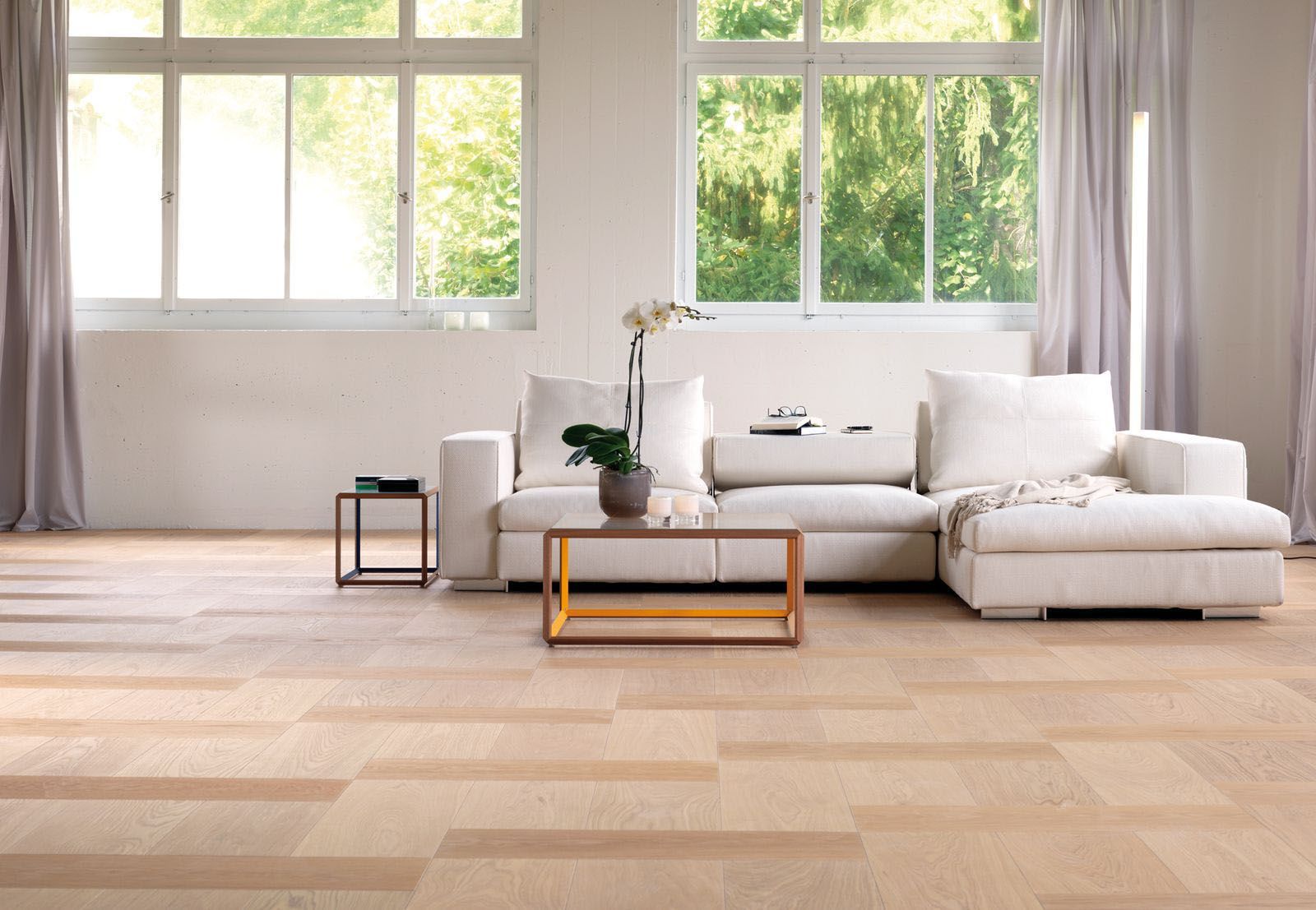 Ein Wohnzimmer mit Couch, Couchtisch und Fenster.