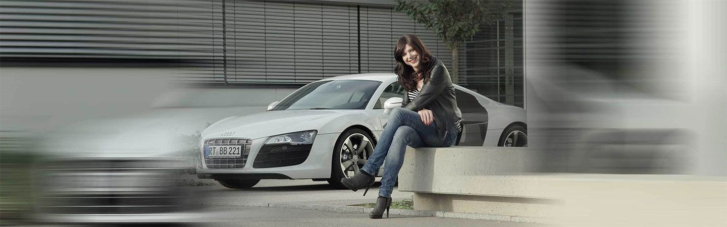 Audi mit Frau im Vordergrund
