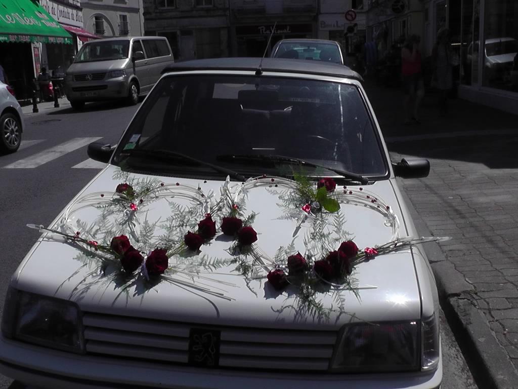 Bouton d'or capot voiture coeur de roses la Croix en Touraine 