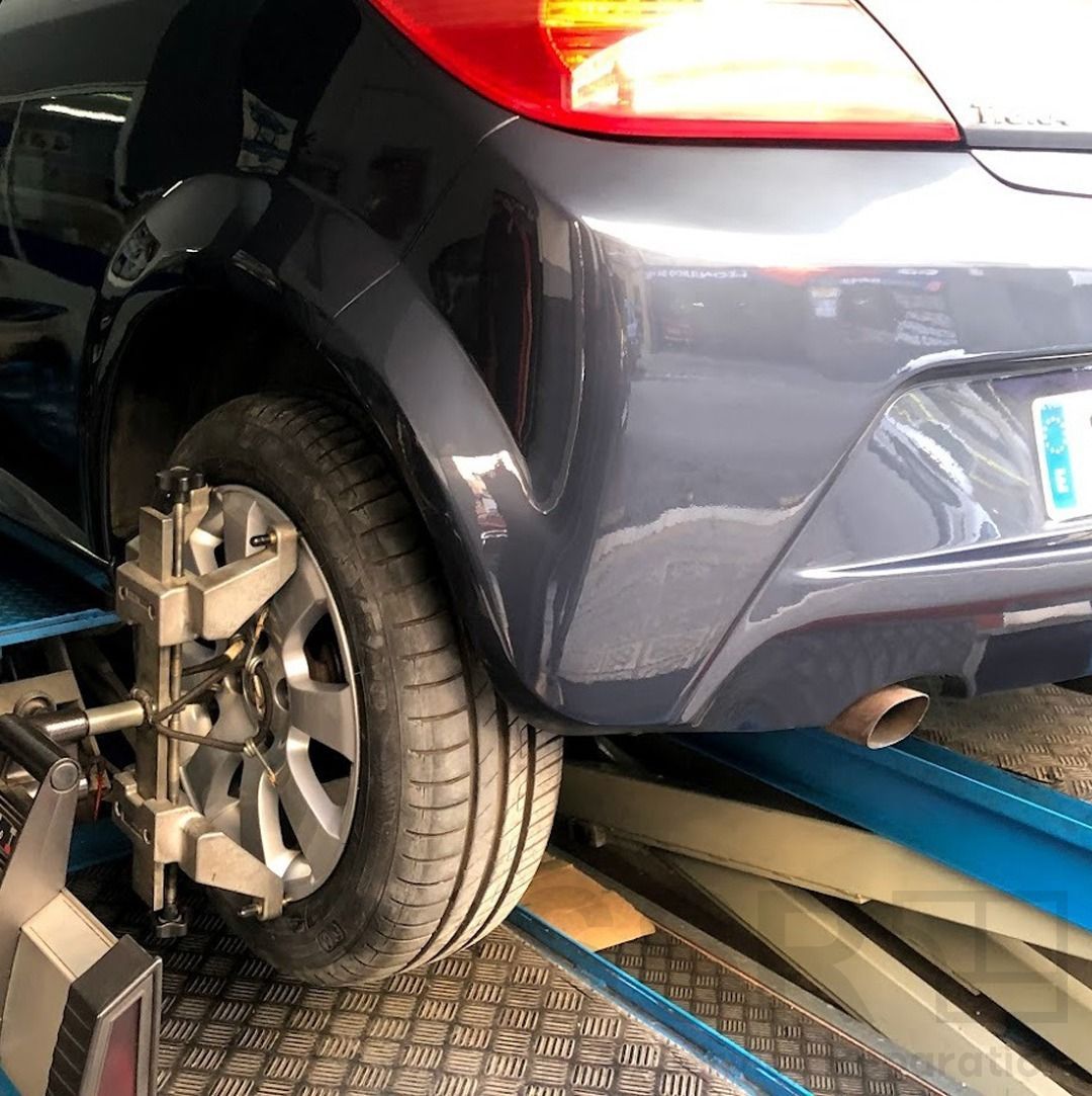 Un coche con una matrícula que dice 'a'