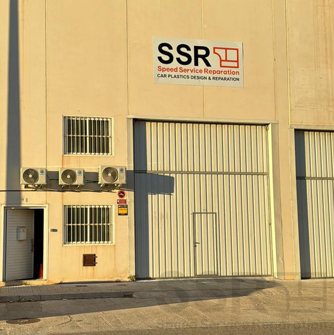 Un edificio con un cartel que dice SSR.