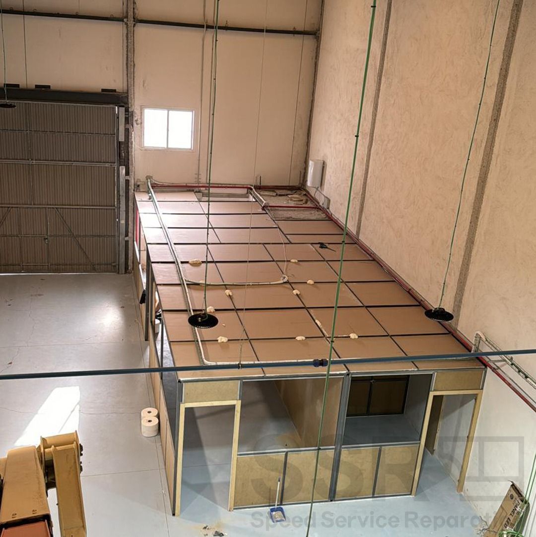 Una vista aérea de un almacén con las palabras 