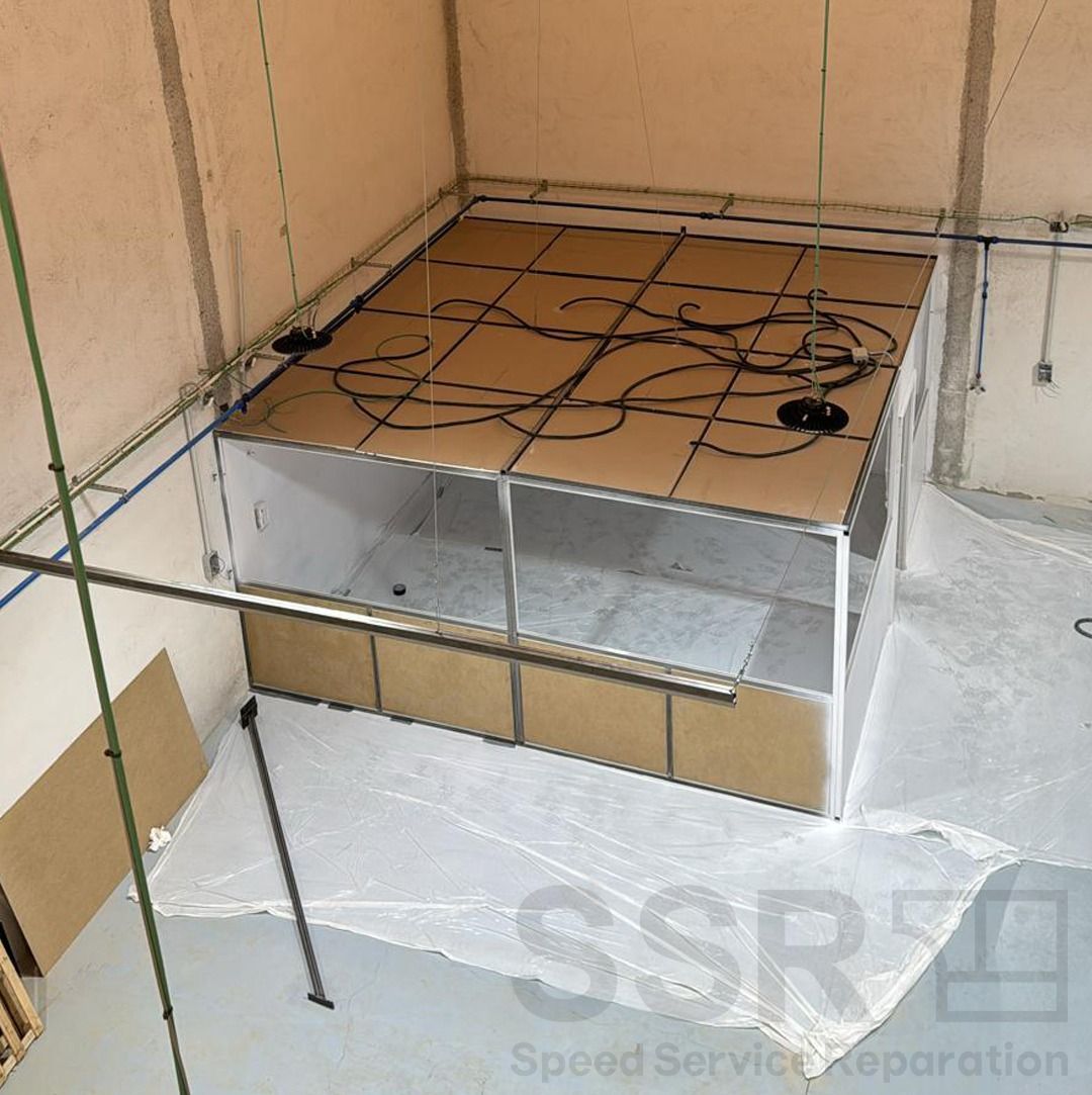 Una vista aérea de una habitación con SSR escrito en la parte inferior.