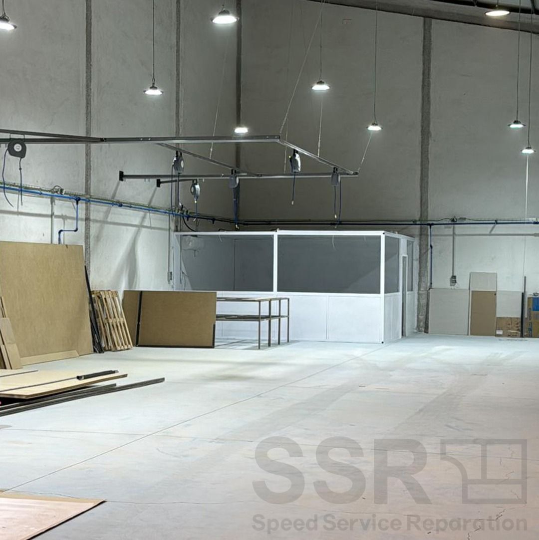 Un almacén vacío con ssr escrito en la parte inferior