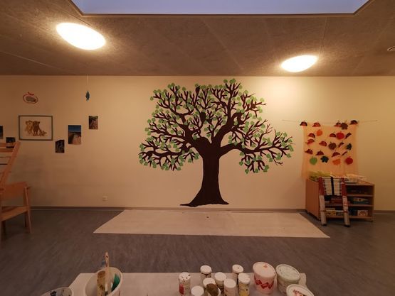 Baum gemalt auf weisse Wand