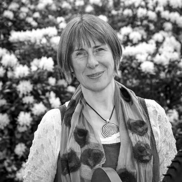 Agnes Barbara Kirst Trauerrednerin mit Harfe Bild