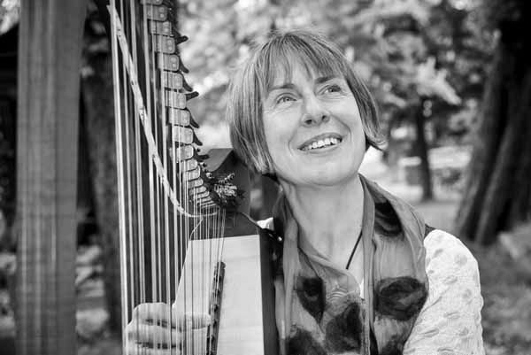 Agnes Barbara Kirst Trauerrednerin mit Harfe spielt Harfe auf einer Trauerfeier