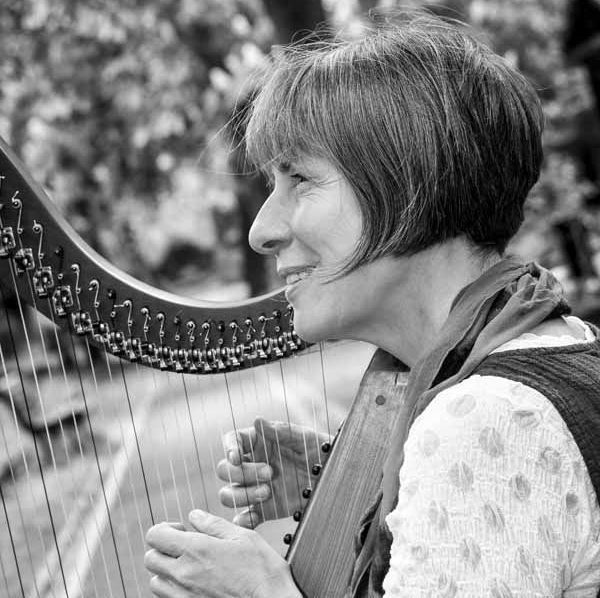 Agnes Barbara Kirst spielt Harfe