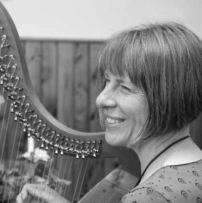 Foto von Agnes Barbara Kirst Trauerrednerin mit Harfe