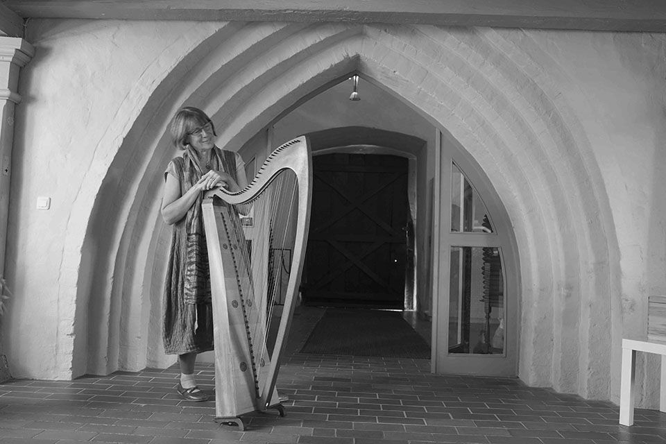 Agnes Barbara Kirst Trauerrednerin mit Harfe-alt