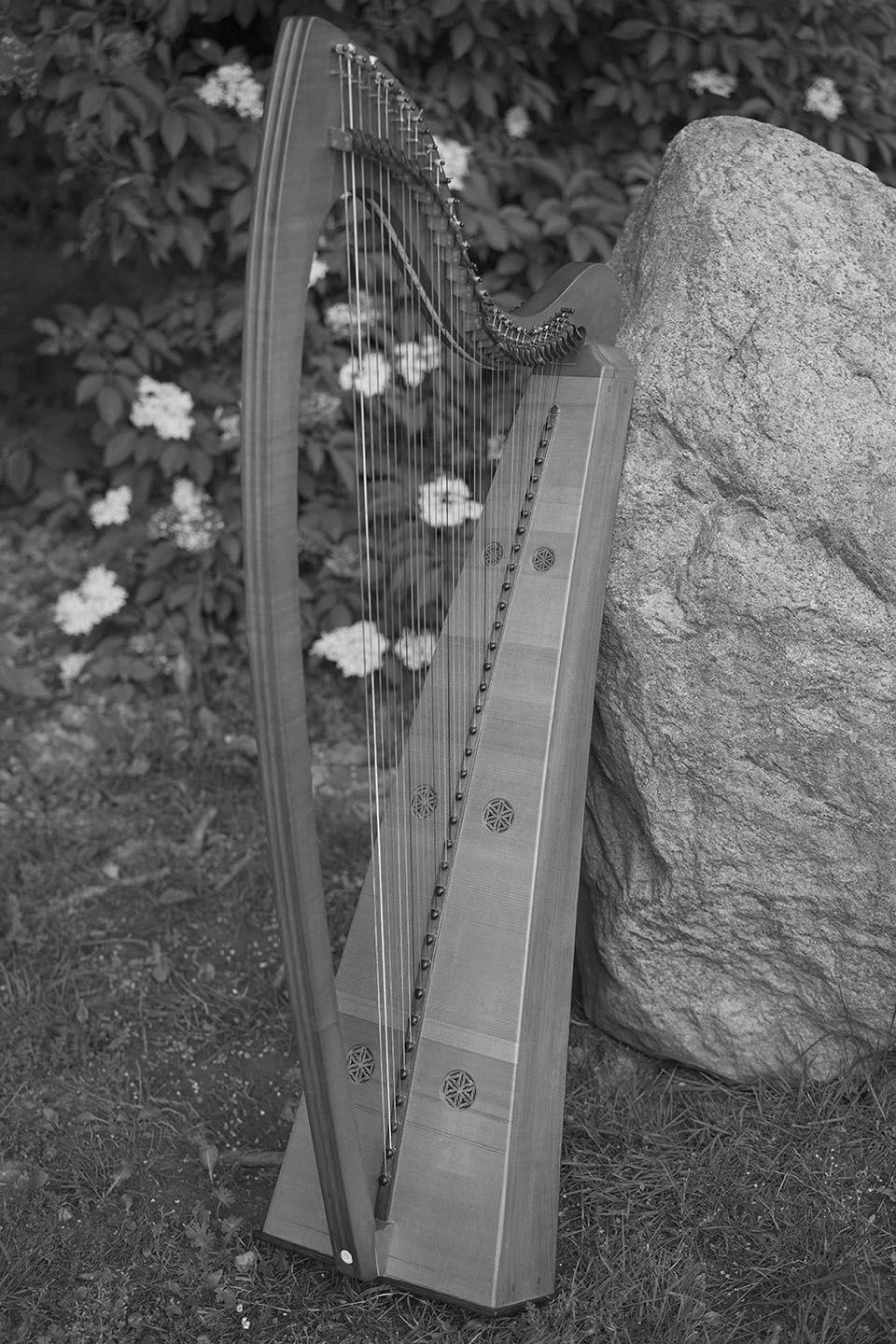 Agnes Barbara Kirst Trauerrednerin mit Harfe-alt