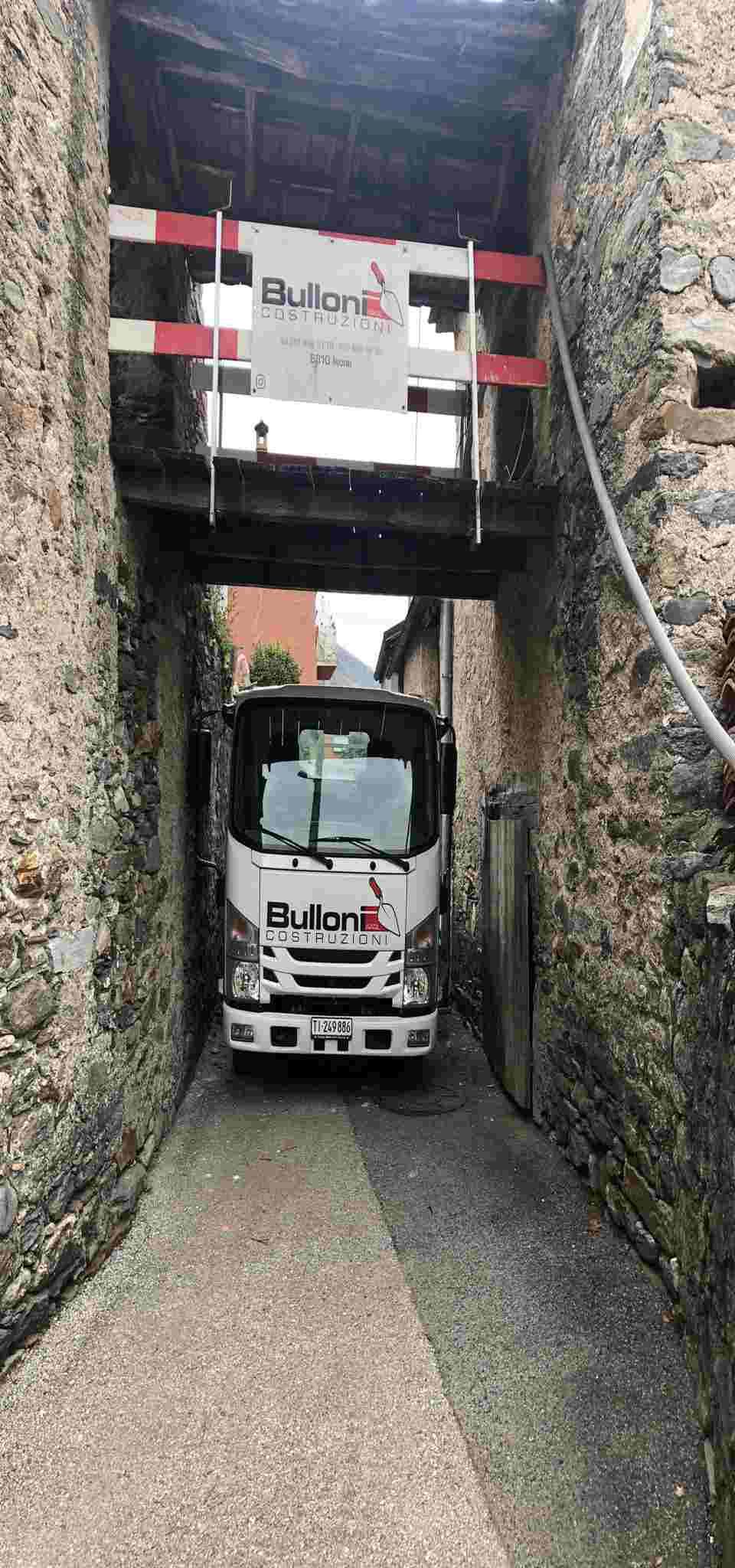 Camion passa sotto un arco