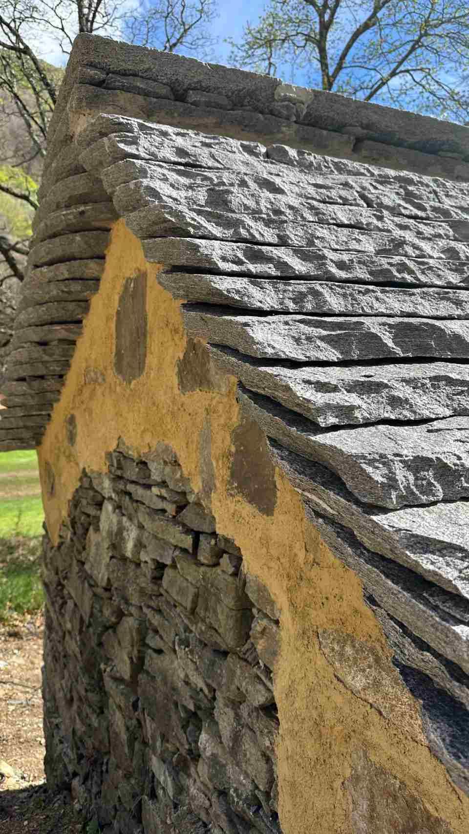 Casetta con tetto in pietra